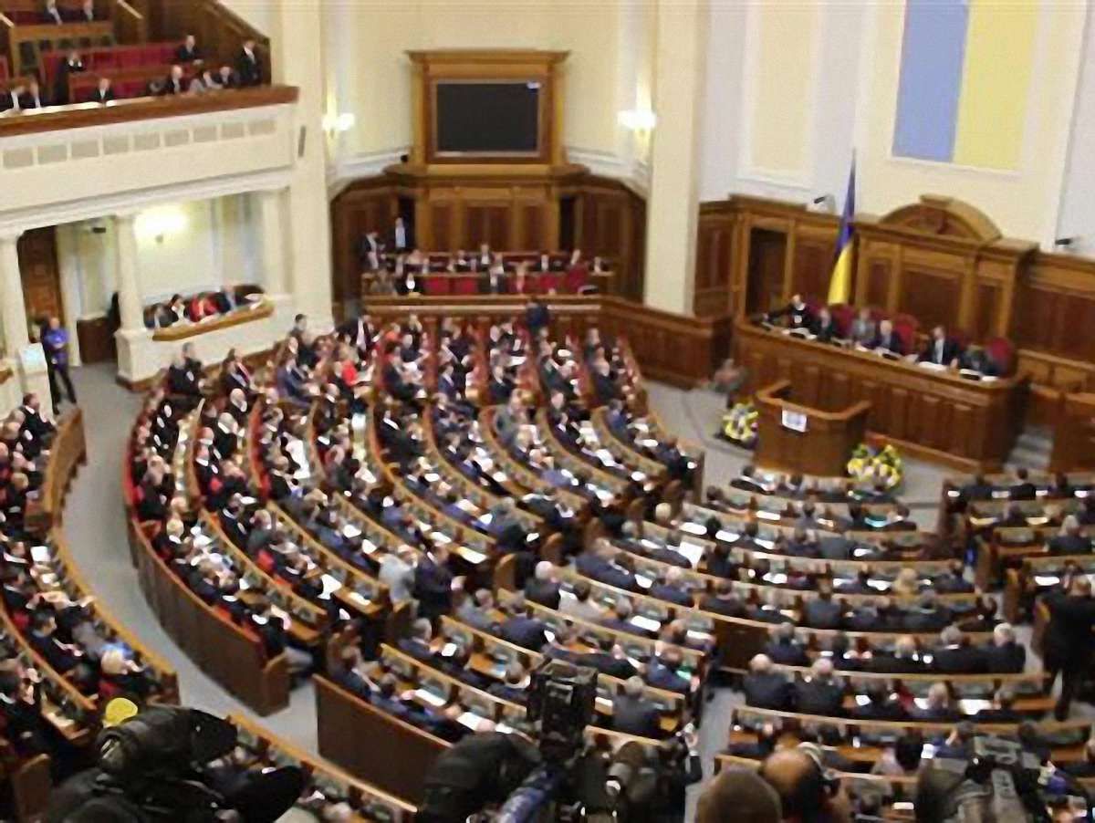 Турчинов просить нардепів не ганьбити Верховну Раду