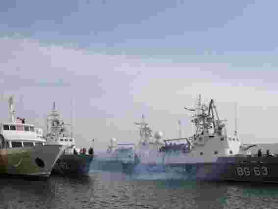 Перші два кораблі вже повернулися з Криму на материк
