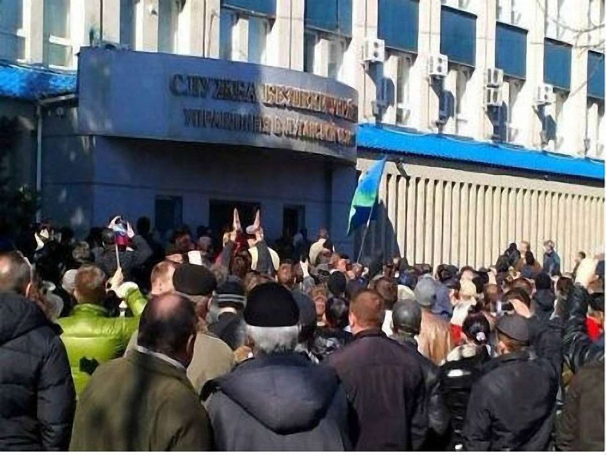 У Луганську тривають два мітинги: за Росію і за Україну