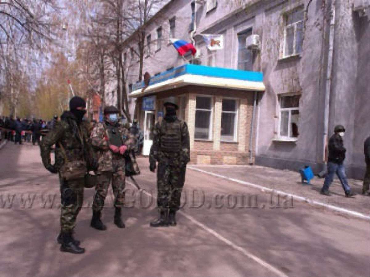 У Слов'янську учасникам мітингу роздають зброю, - МВС