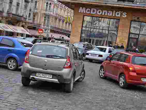 У Львові на авто порушників клеять наліпки «Я паркуюсь як окупант»
