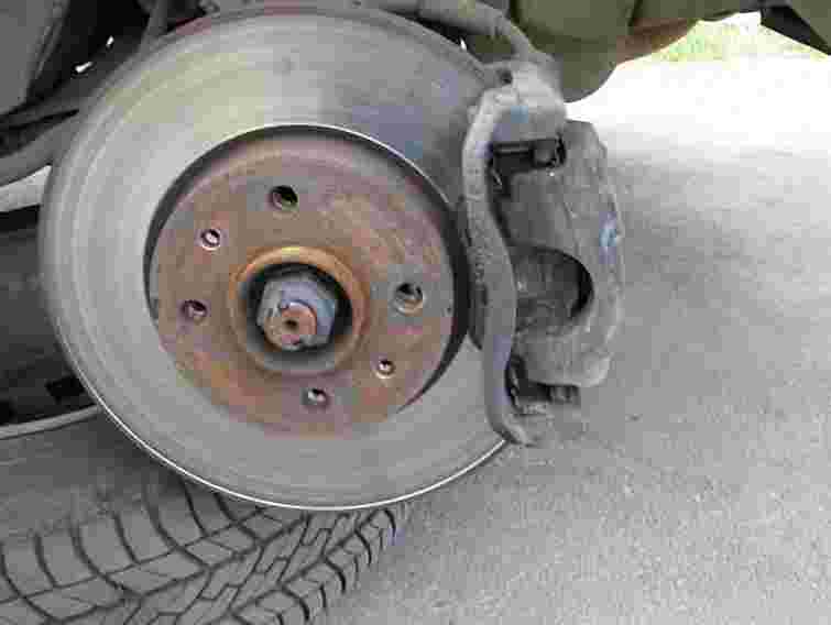 У Львові підлітки зняли з легковика всі колеса