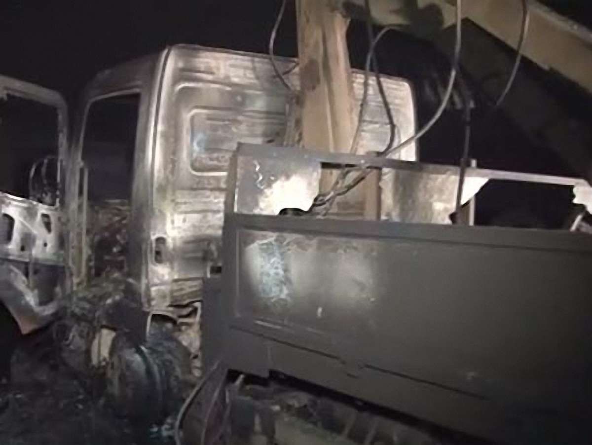 На Львівщині горів ангар з автотранспортом
