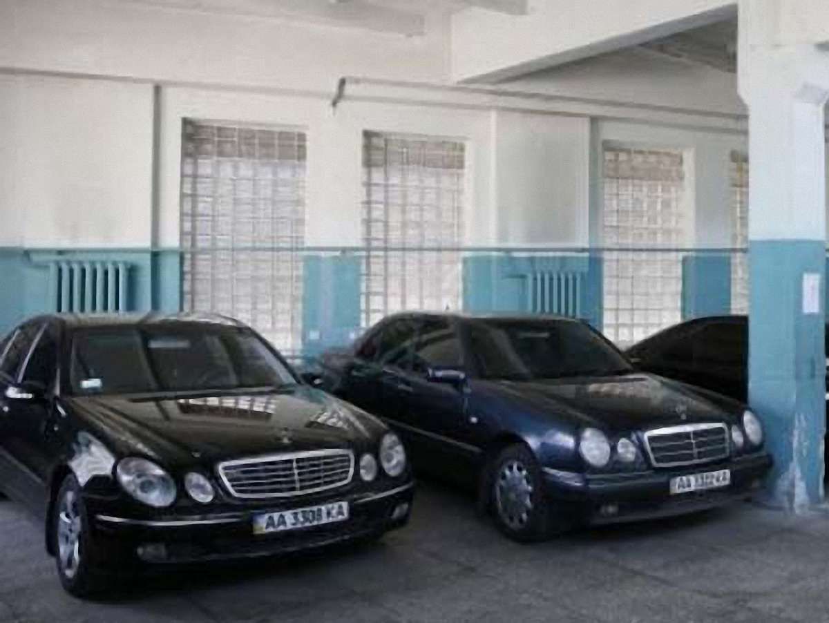 Кабмін виставив на аукціон 73 автомобілі