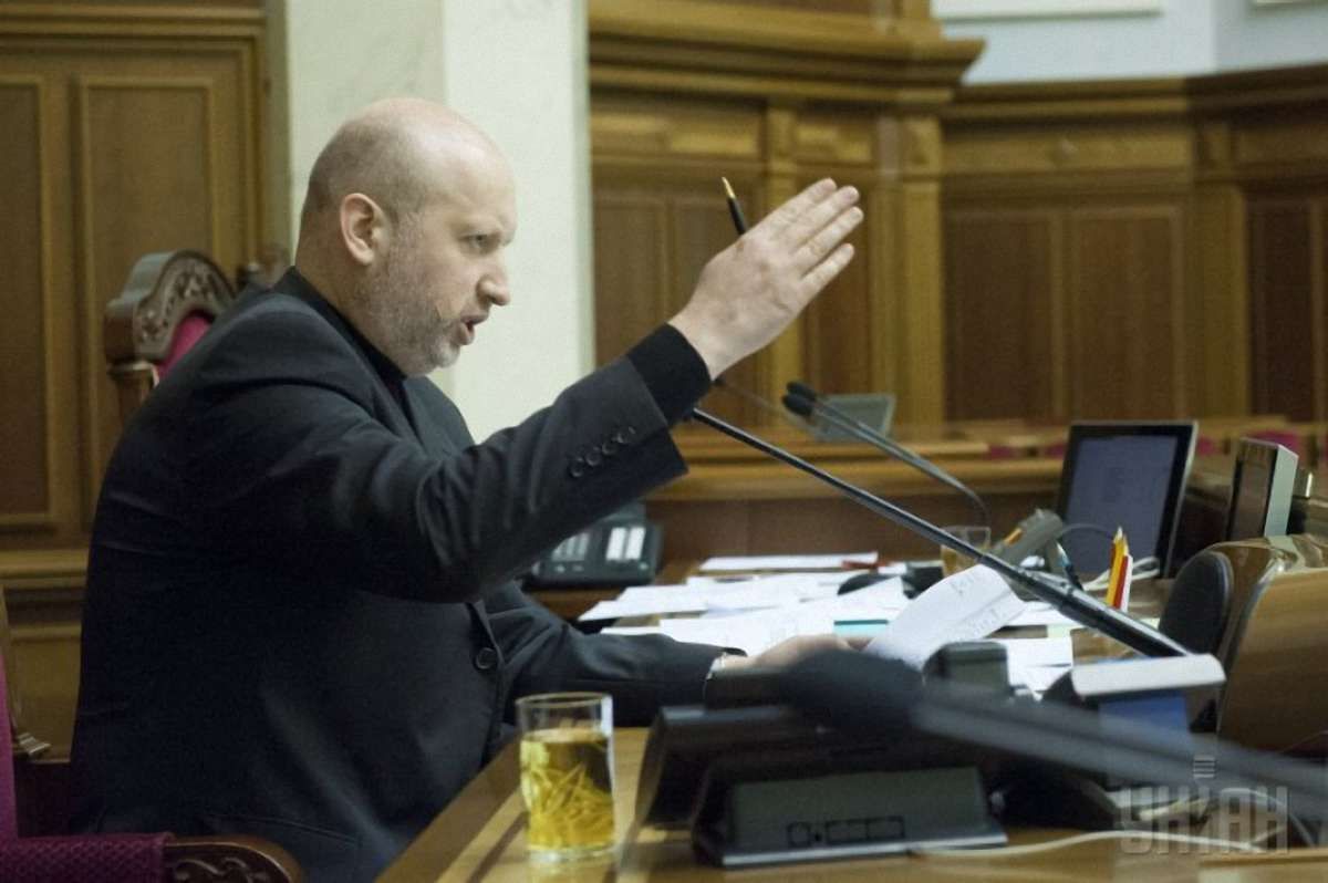 Турчинов звернеться в суд, щоб позбавити мандатів сумісників. Список