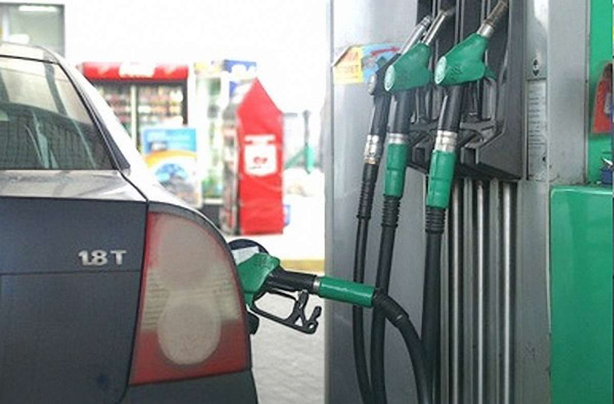 На львівських АЗС вартість бензину А95 сягнула 16 грн/л
