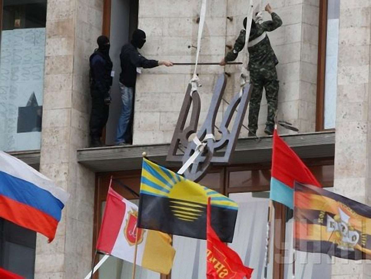 З Донецької ОДА сепаратисти зняли герб України