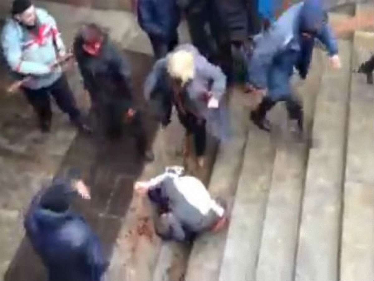 У Харкові затримали медика, яка добивала побитого хлопця на мітингу