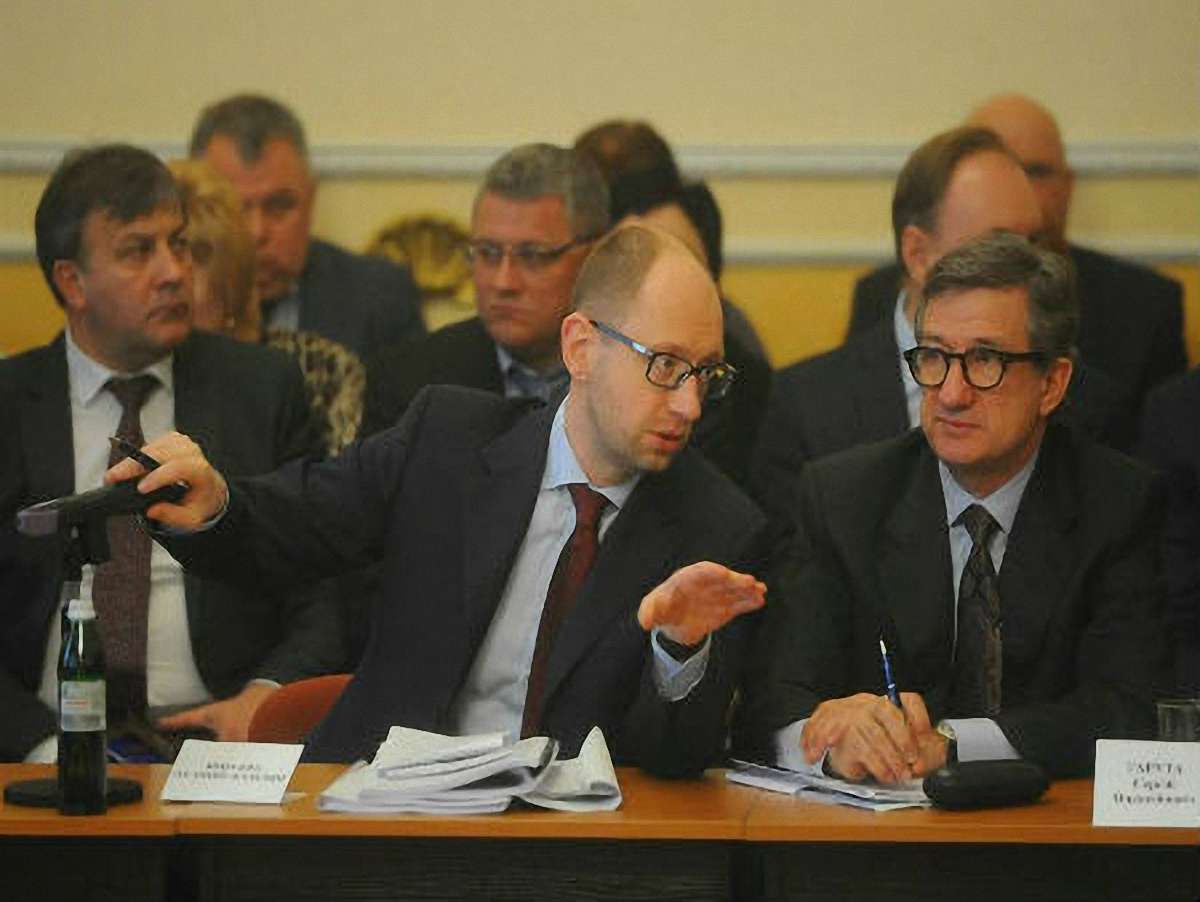 Яценюк не вірить в успіх переговорів у Женеві