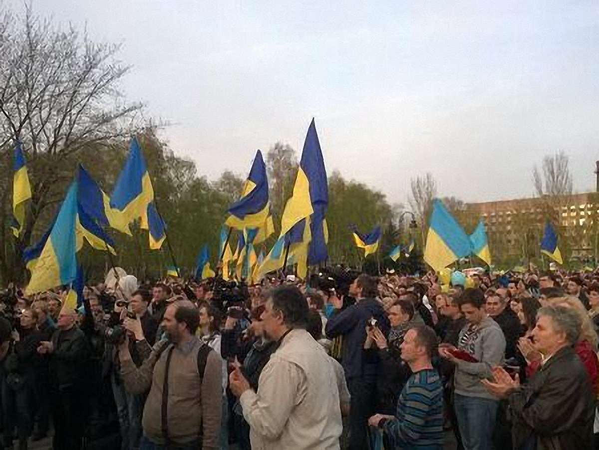 У Донецьку і Краматорську тривають мітинги за єдину Україну