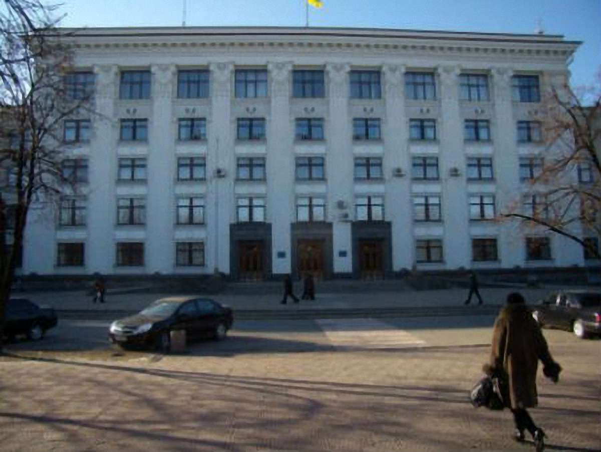 Луганська облрада вимагає референдуму по держустрою і російській мові