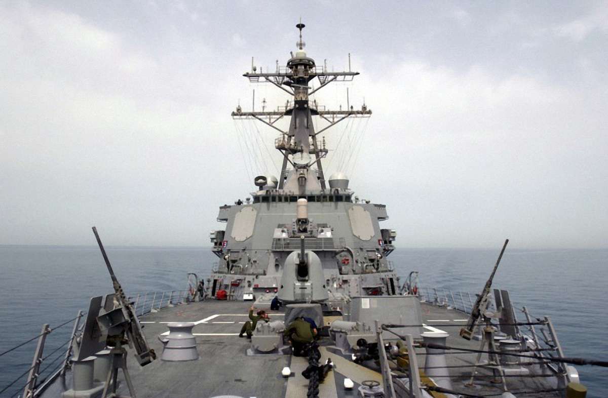 Есмінець ВМС США продовжує навчання у Чорному морі
