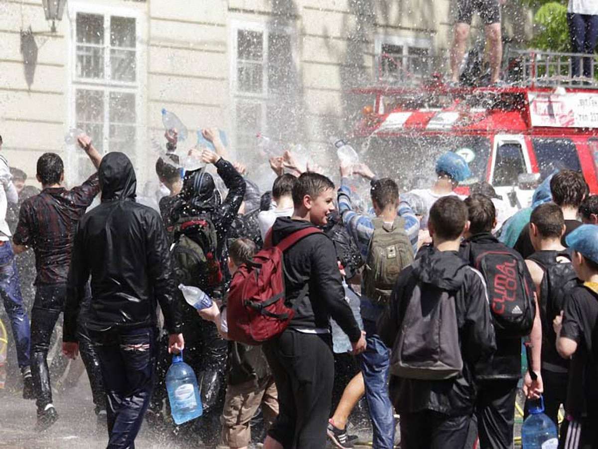 У Львові організовано святкують обливаний понеділок