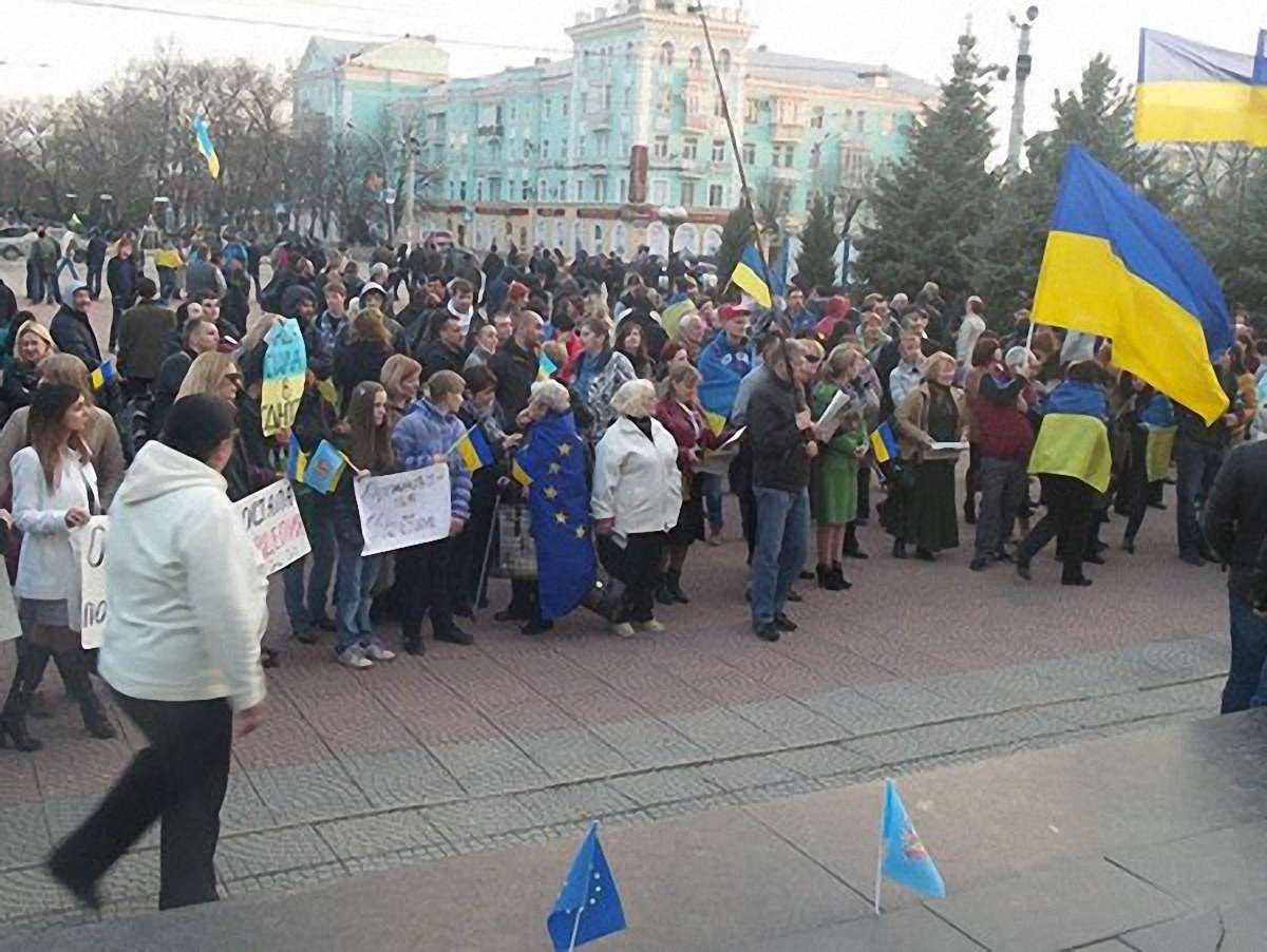 На Луганщині проросійські активісти розігнали мітинг «за єдність»