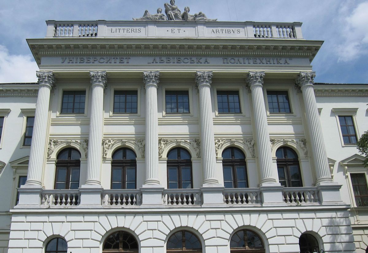 Працівники Львівської політехніки зібрали 300 тис. грн військовим