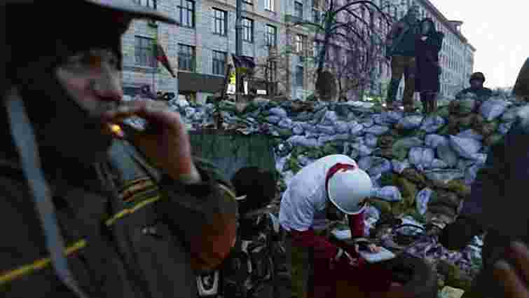 Київські комунальники почали розбирати барикади на Грушевського