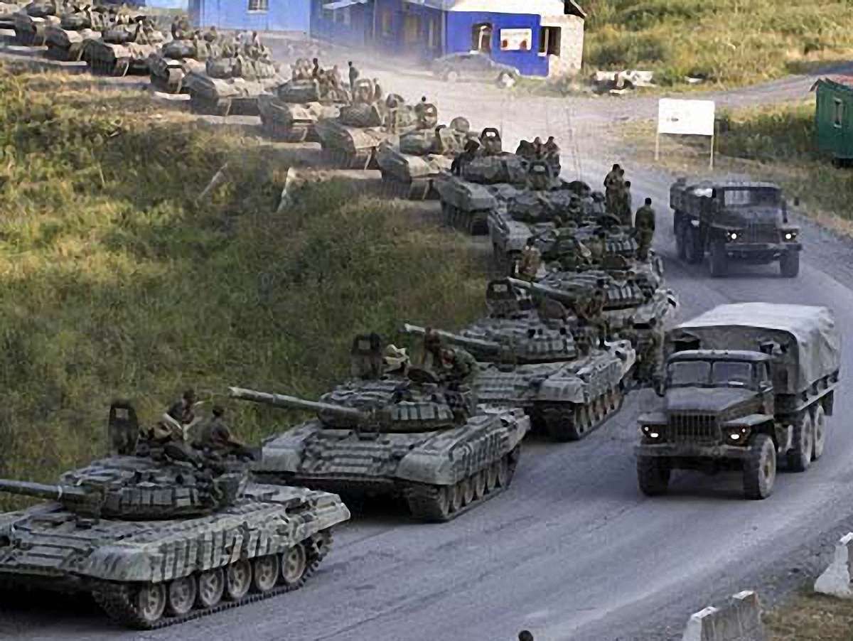 Росія стягнула до українського кордону 200 танків і артилерію
