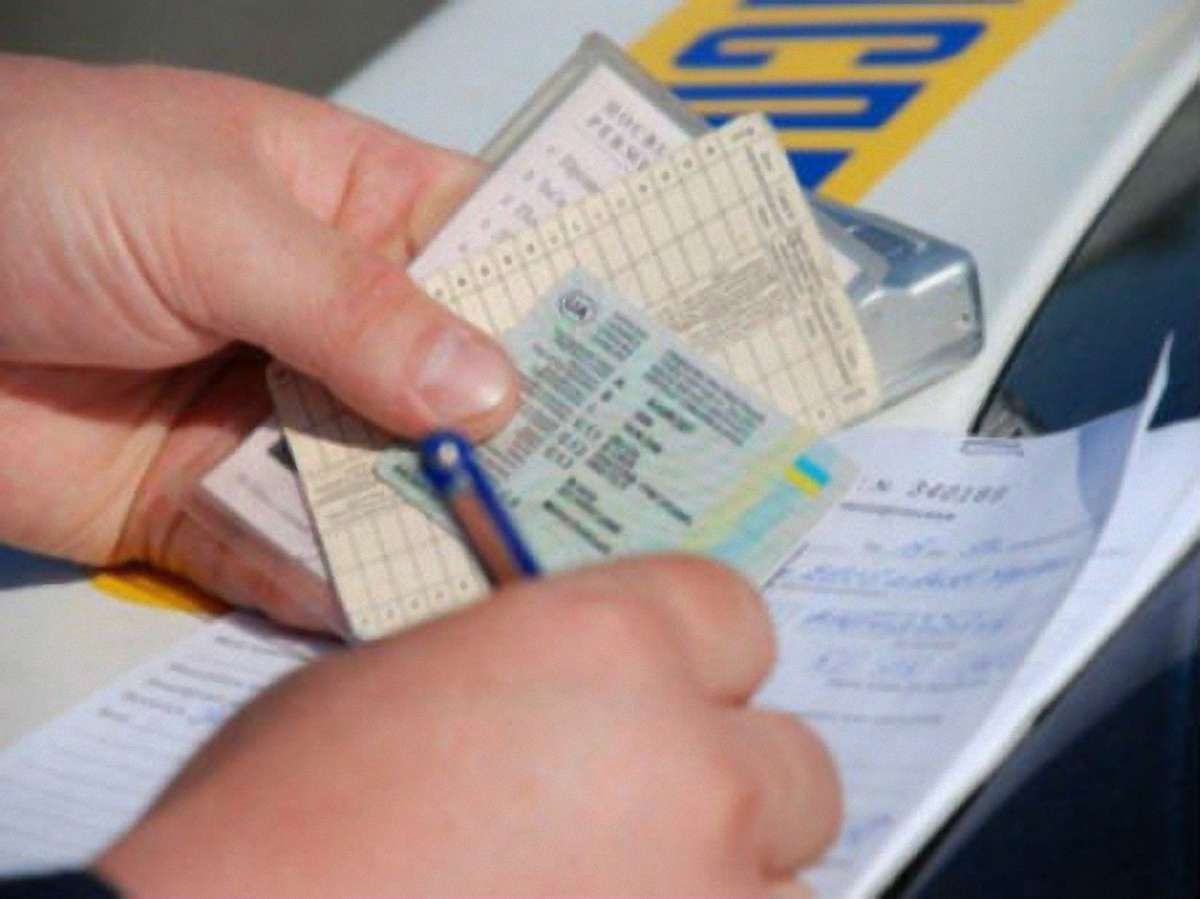 У травні подешевшають водійські права і техпаспорти 