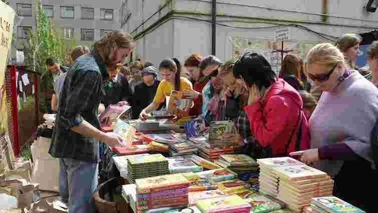 У Львові продають книги з валіз, щоб допомогти дітям-аутистам