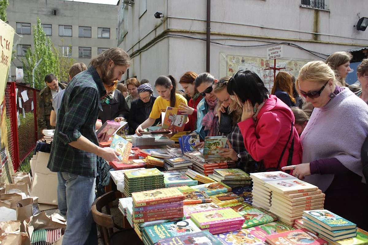 У Львові продають книги з валіз, щоб допомогти дітям-аутистам