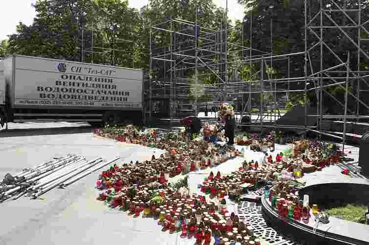 У Львові почали розбирати сцену Євромайдану