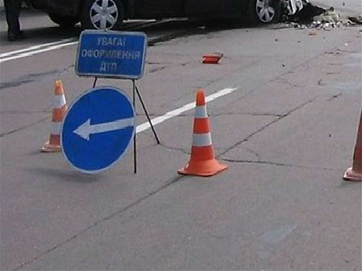 У Львові 20-річний скутерист влетів у припарковане авто