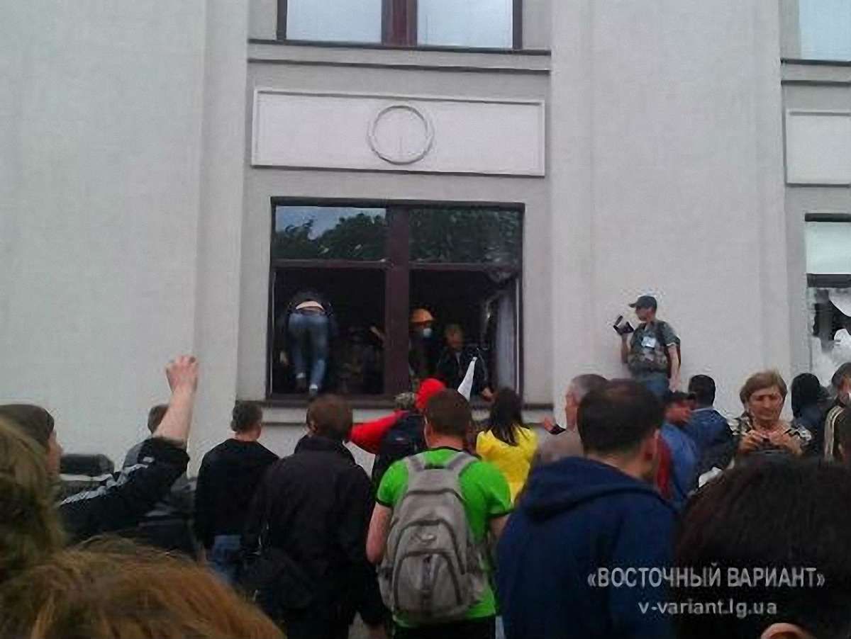 У Луганську сепаратисти захопили ОДА: є постраждалі