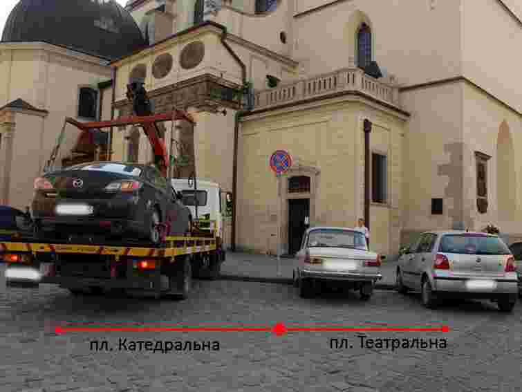 Львівська мерія втратила свій паркінг під Катедрою