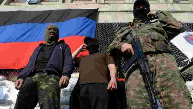 "Колоради" з автоматів обстрілюють Луганське облуправління МВС