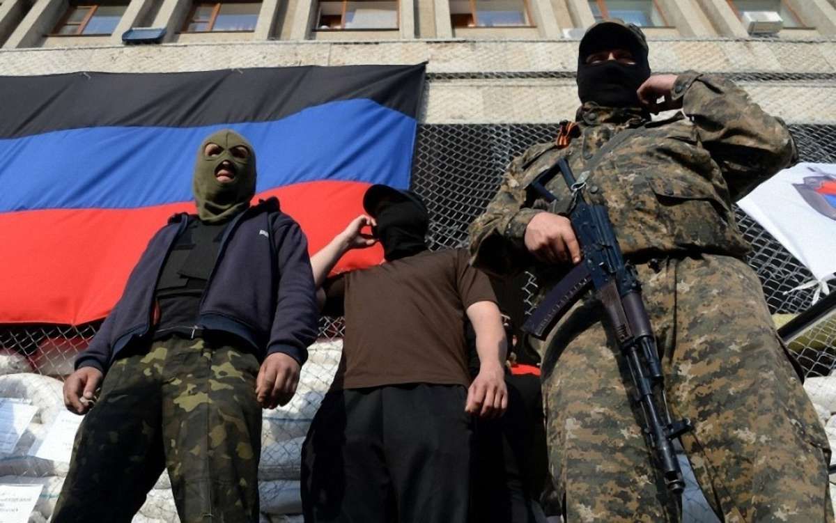 "Колоради" з автоматів обстрілюють Луганське облуправління МВС