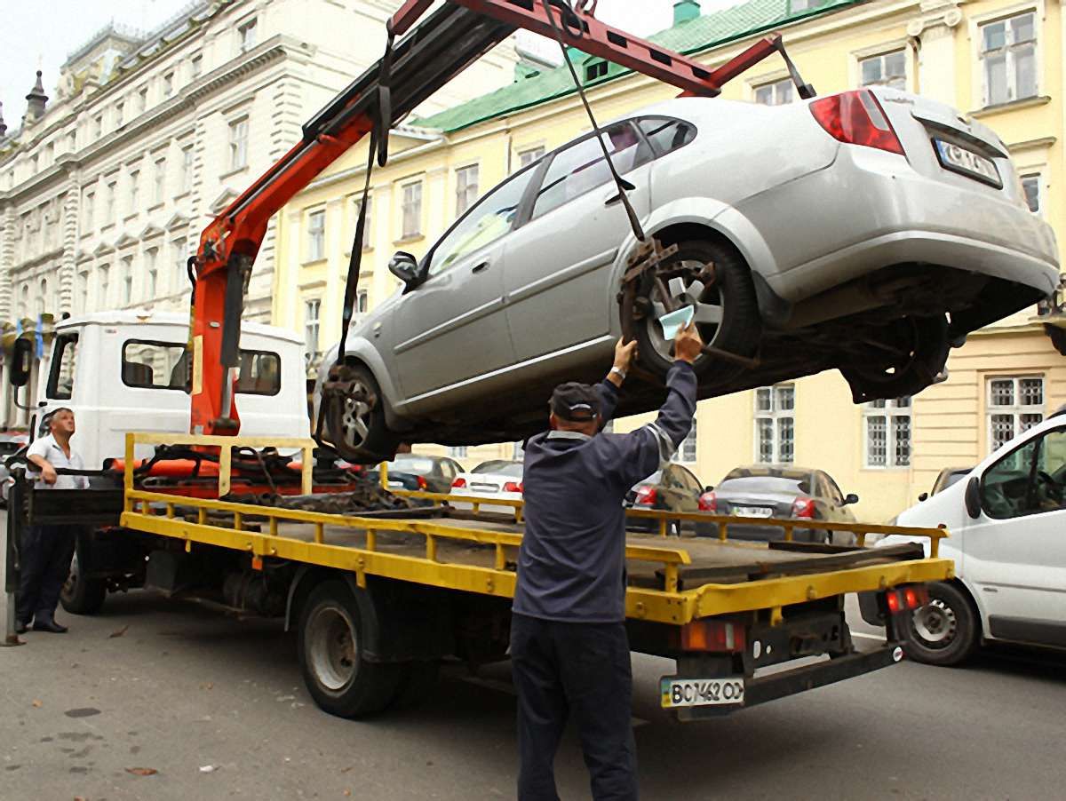 На свята евакуатори у Львові працюватимуть у посиленому режимі