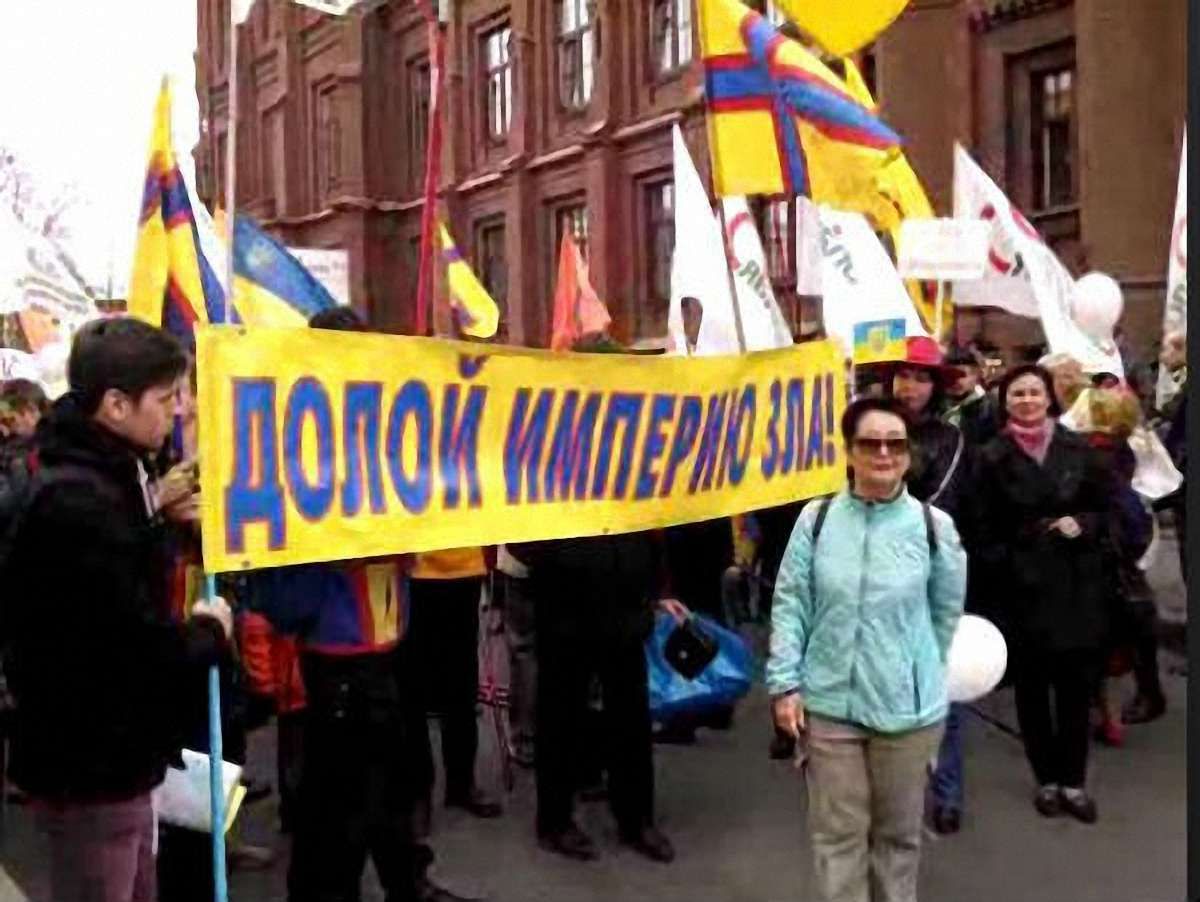 У Петербурзі тисячі людей вийшли на проукраїнський марш