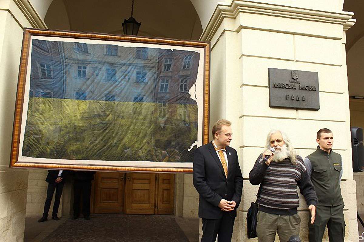 На львівській Ратуші вивісили понівечений на Майдані прапор