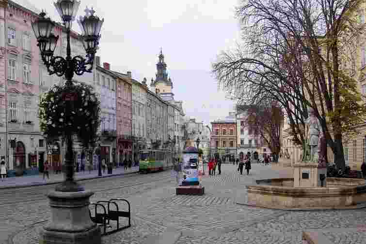 Під львівською Ратушею облаштують автопаркінг  для інвалідів