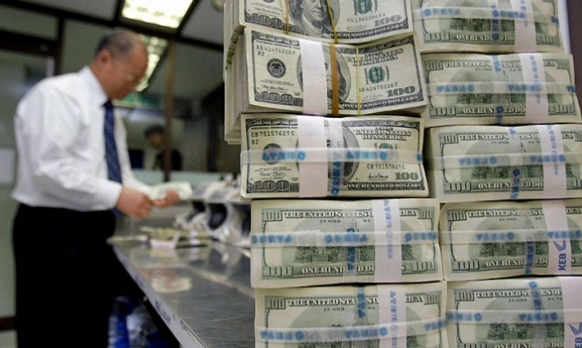 Курс долара сягнув 12 грн. Євро наближається до 17 гривень