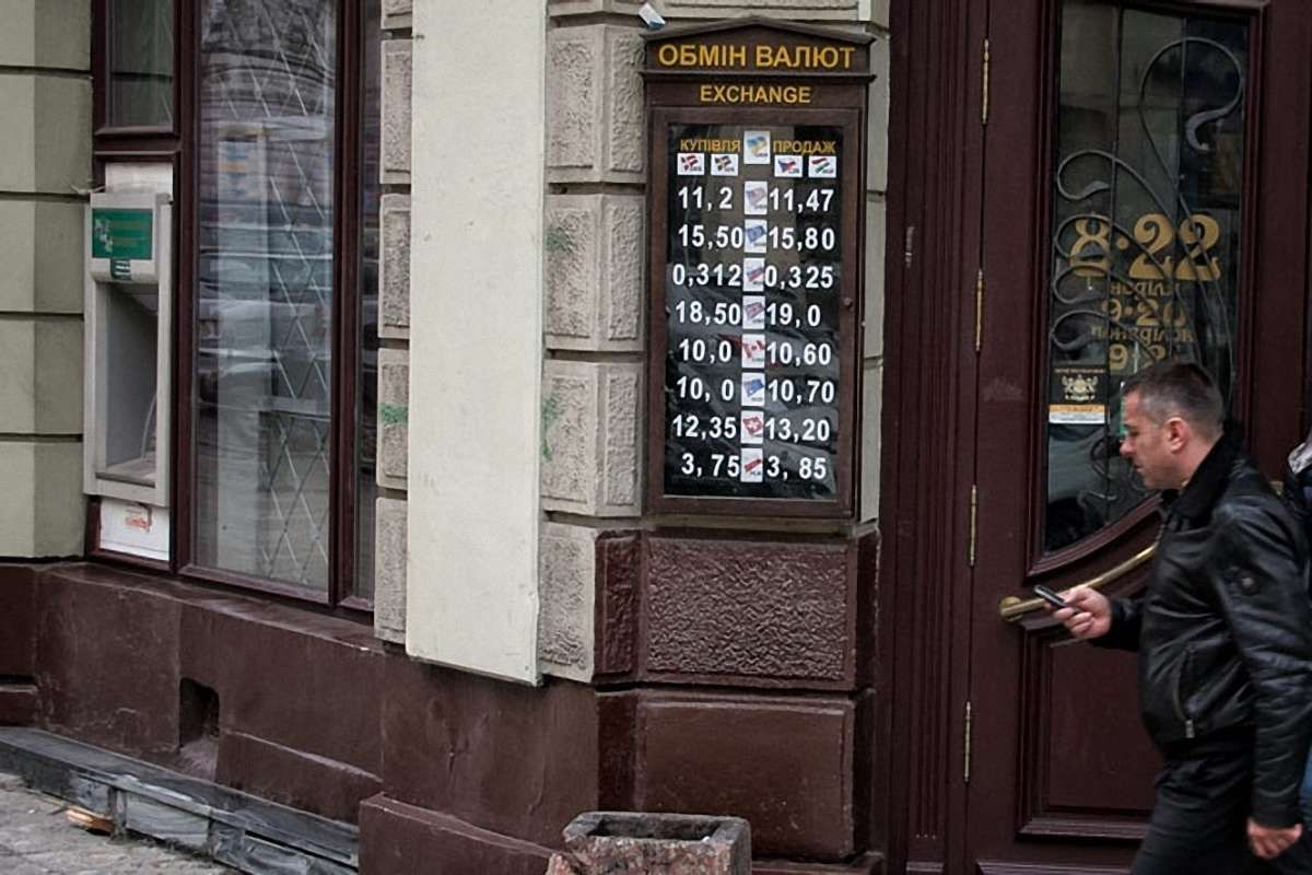 Долар на міжбанку подешевшав на 5 копійок