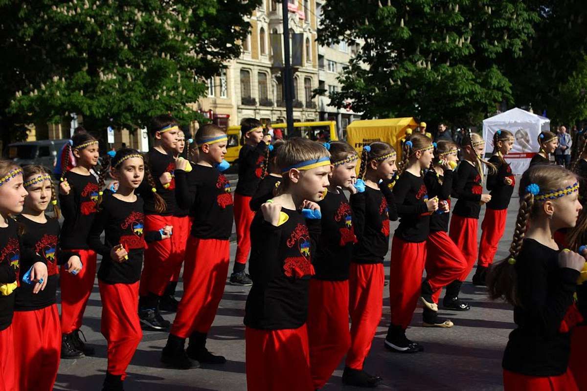 У Львові діти провели флешмоб на підтримку військових