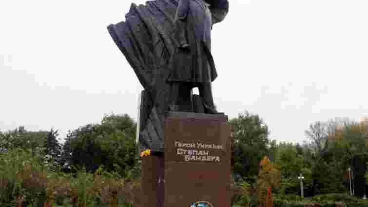 У Тернополі облили зеленкою пам'ятник Бандері