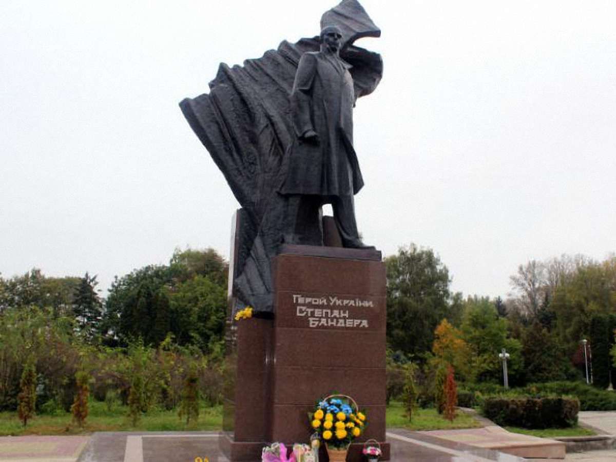 У Тернополі облили зеленкою пам'ятник Бандері