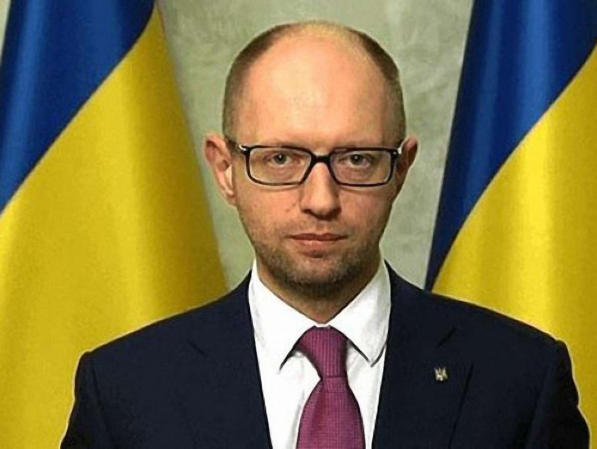 Яценюк за право місцевих рад надавати російській статус спеціальної