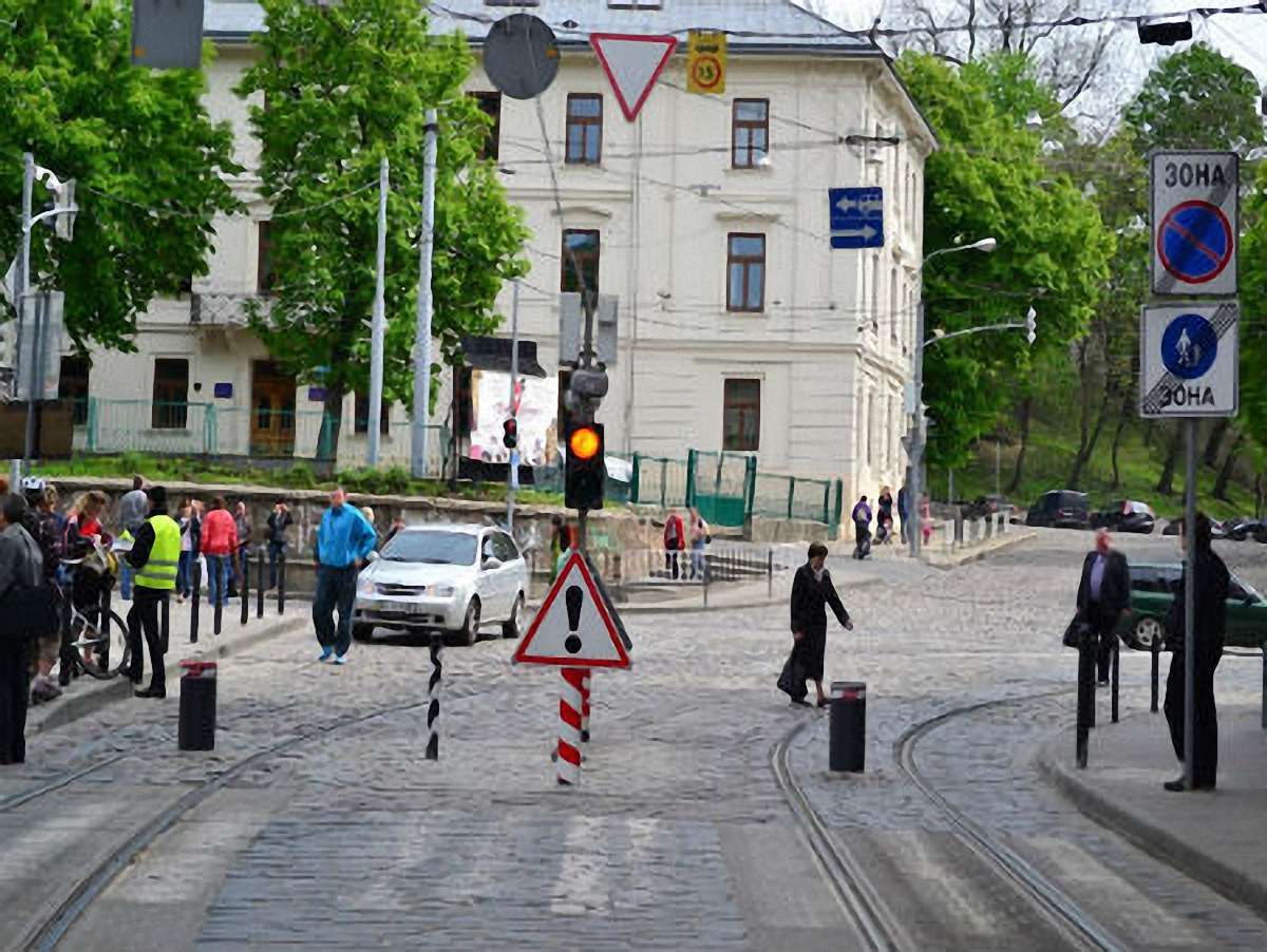 «Львівавтодор» змінив час роботи болардів