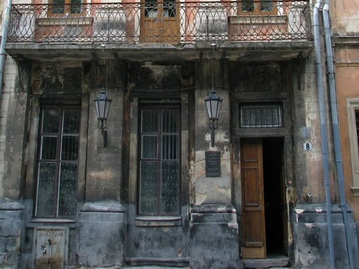 На площі Ринок, 8 відреставрують історичну браму