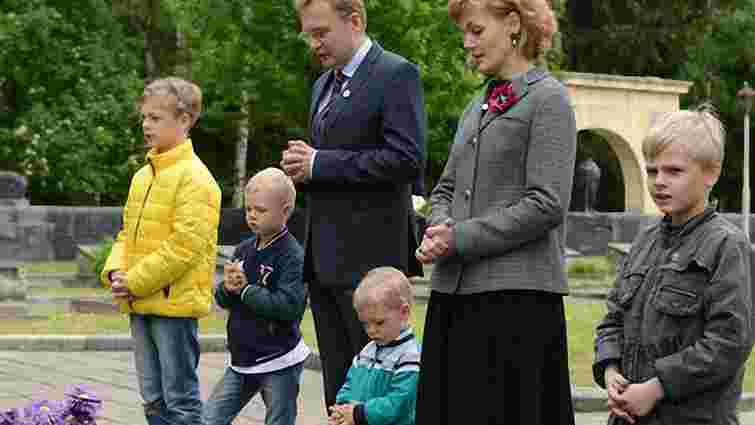 Мер Львова із сім'єю вшанували загиблих у Другій світовій війні
