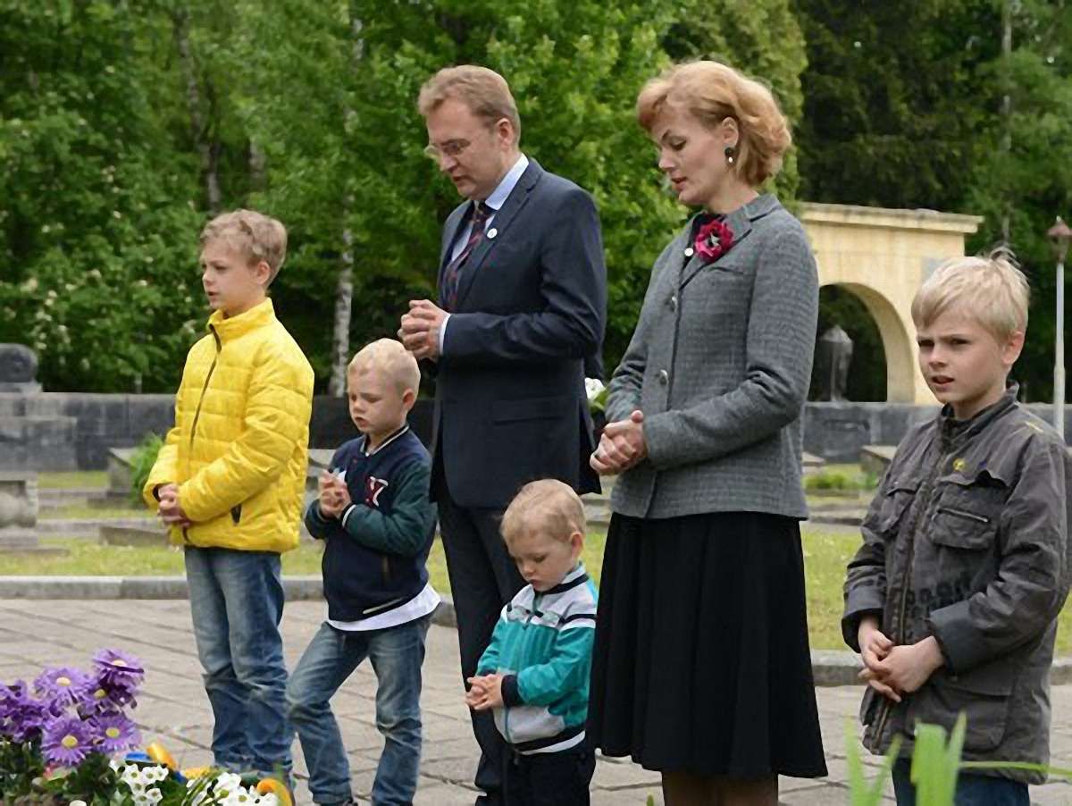 Мер Львова із сім'єю вшанували загиблих у Другій світовій війні