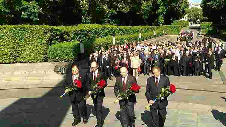 Усі президенти, окрім Януковича, поклали квіти до Вічного вогню
