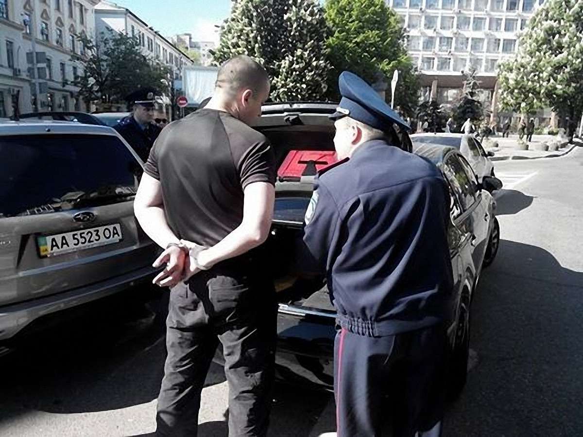 У Києві самооборона зловила провокатора з повним багажником зброї