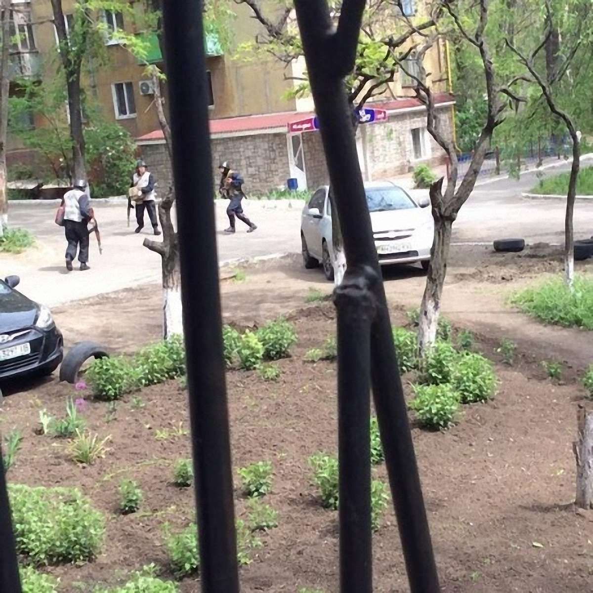 У Маріуполі точиться масштабний бій. Силовики ввели у місто БТРи