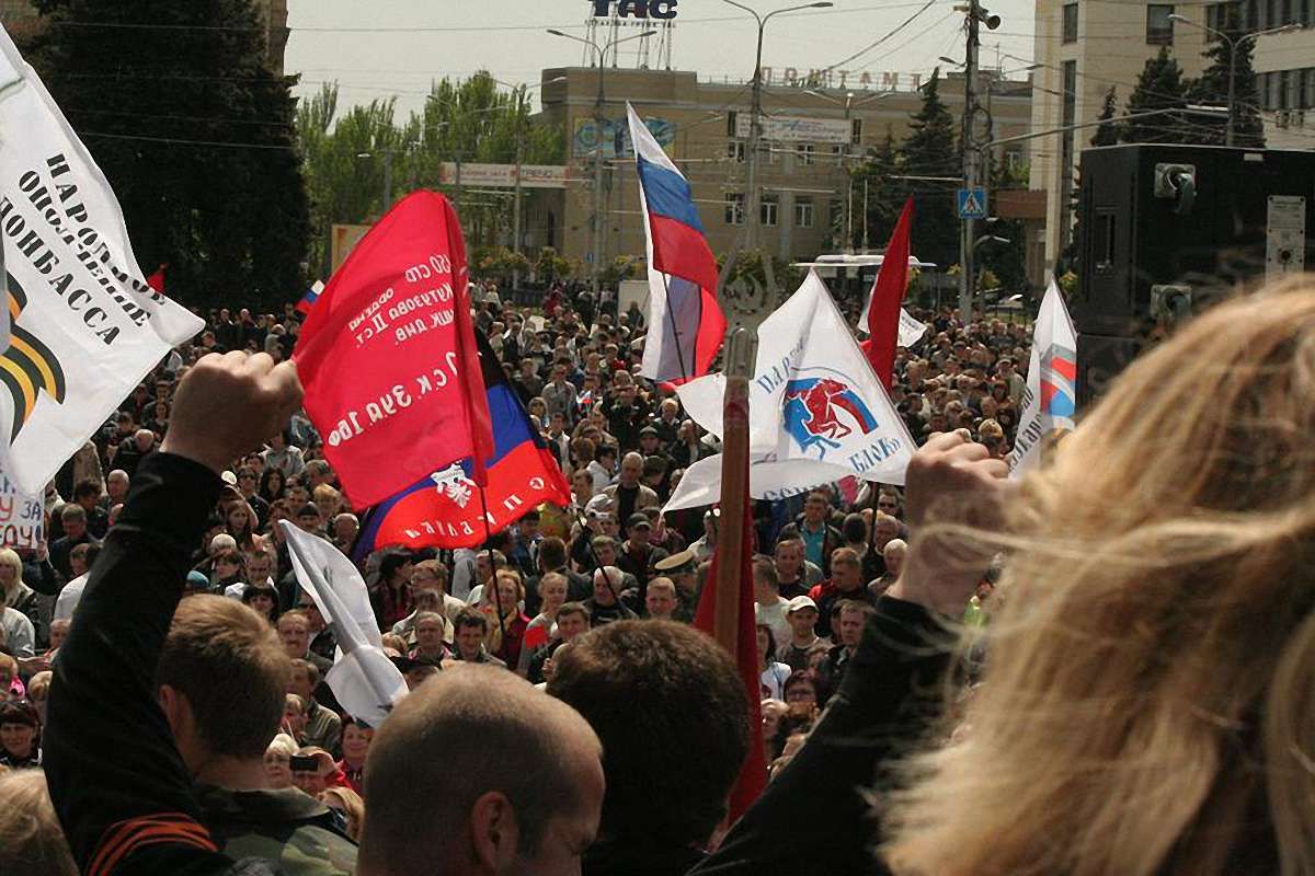 Донецьк під російськими триколорами мітингує за розкол України