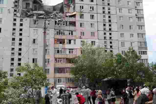 Під завалами будинку в Миколаєві рятувальники знайшли живу людину