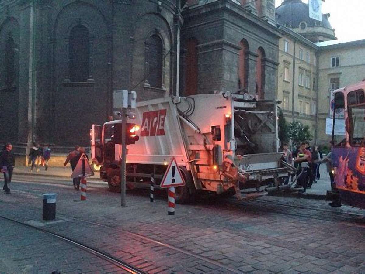 У Львові пошкоджено ще два боларди